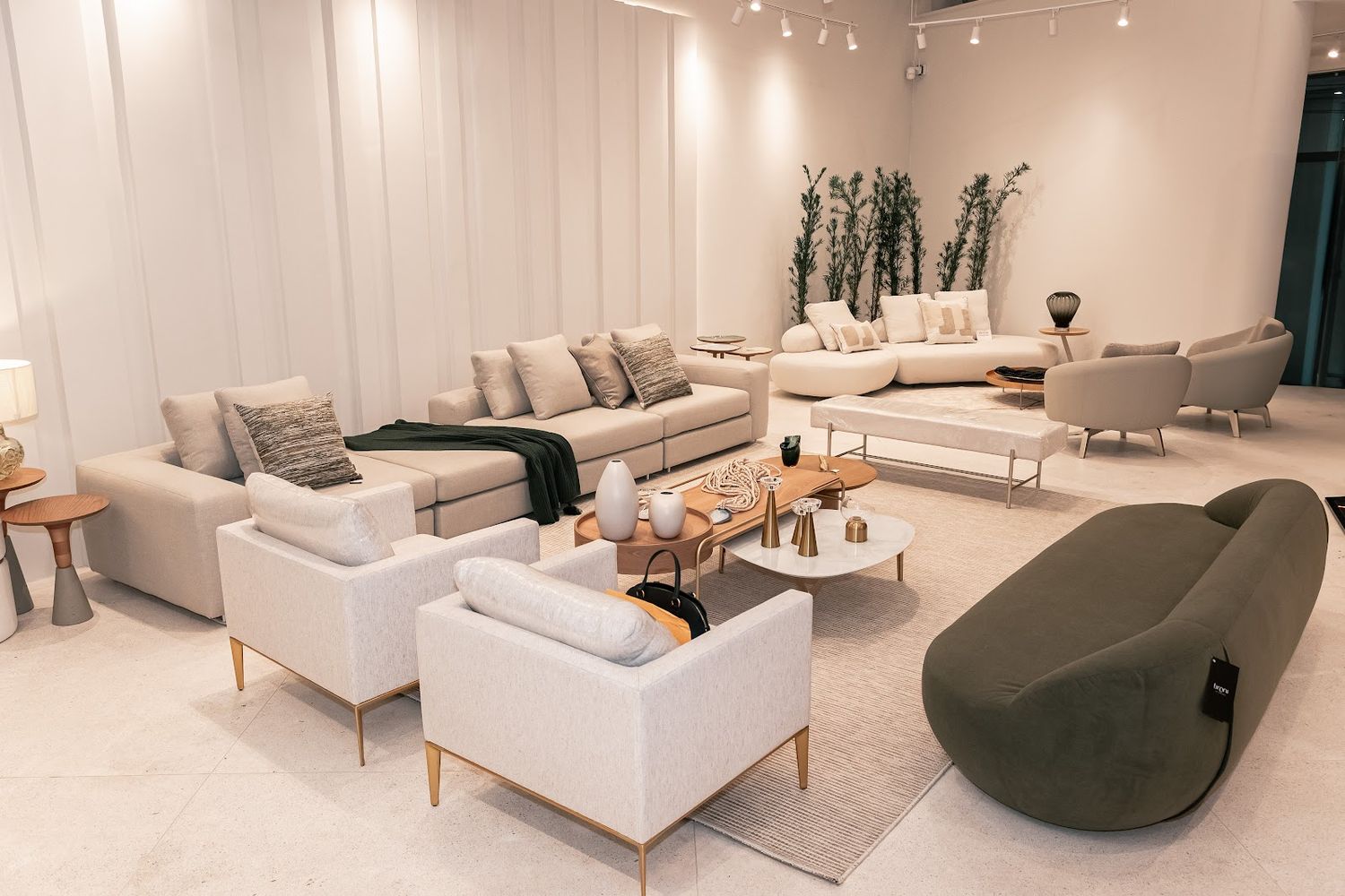 Showroom amplo da La Decor com sofás e poltronas de alto padrão em Itabuna