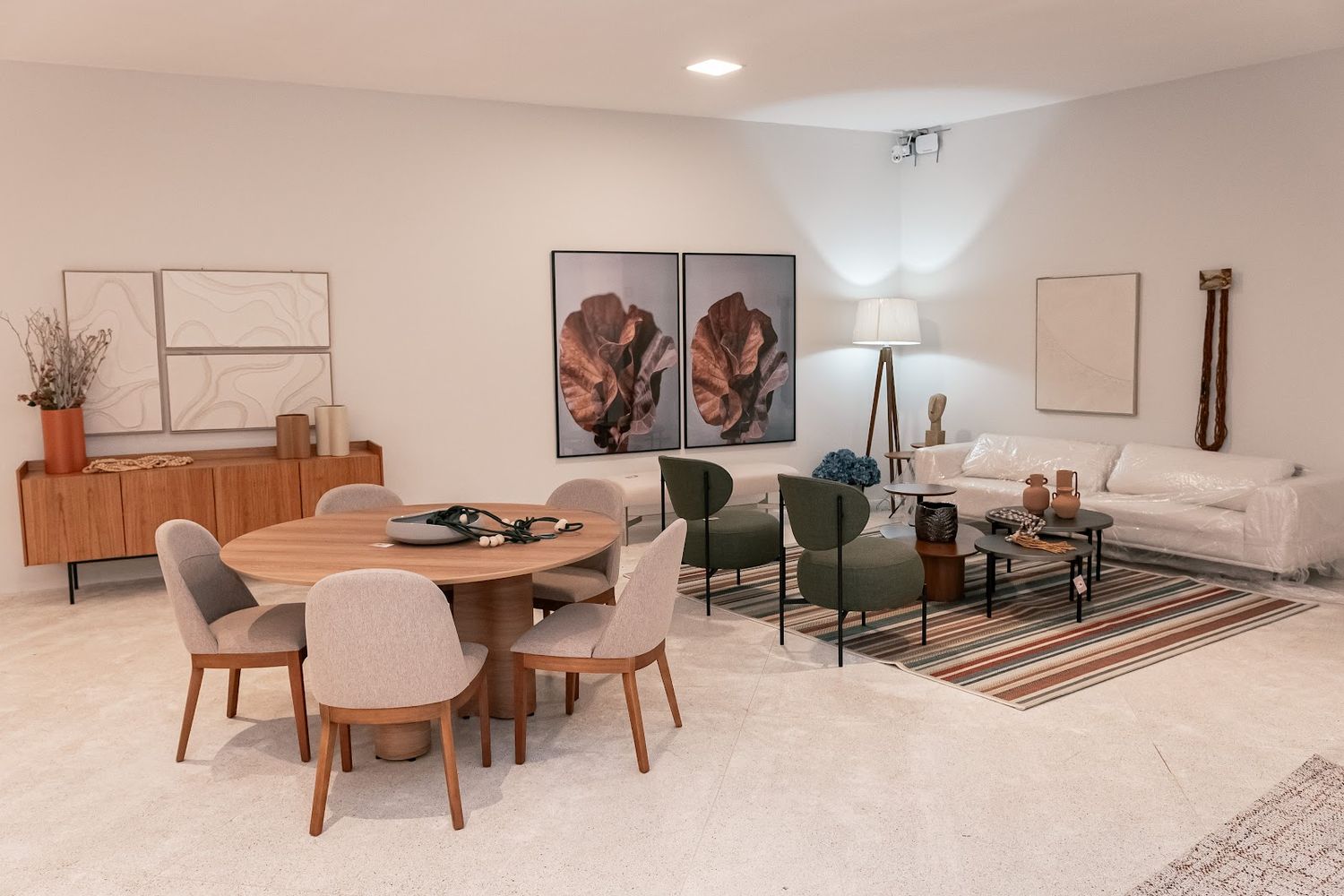 Sala de jantar e living no showroom da La Decor