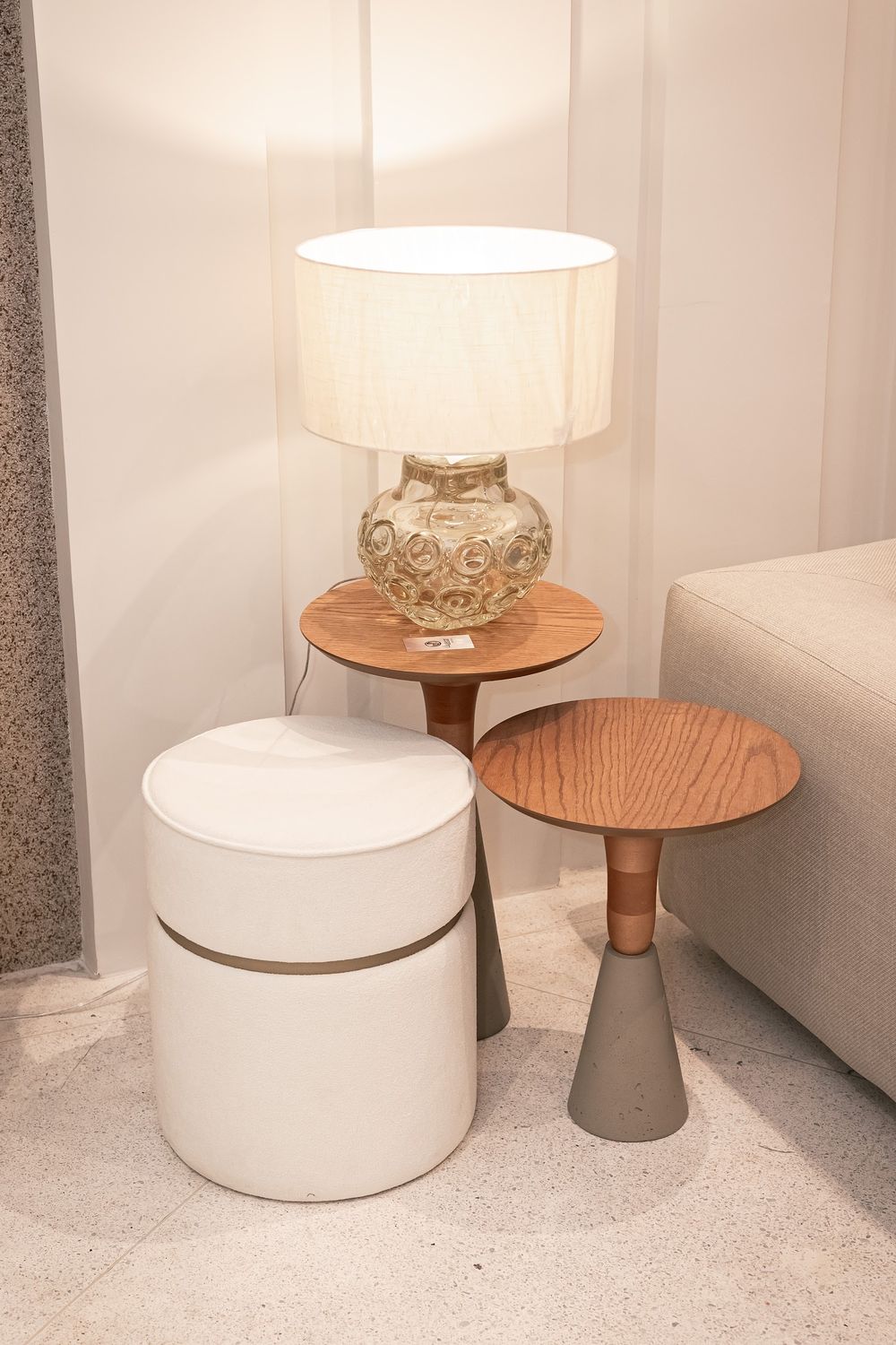Mesas laterais e luminária de design no showroom da La Decor