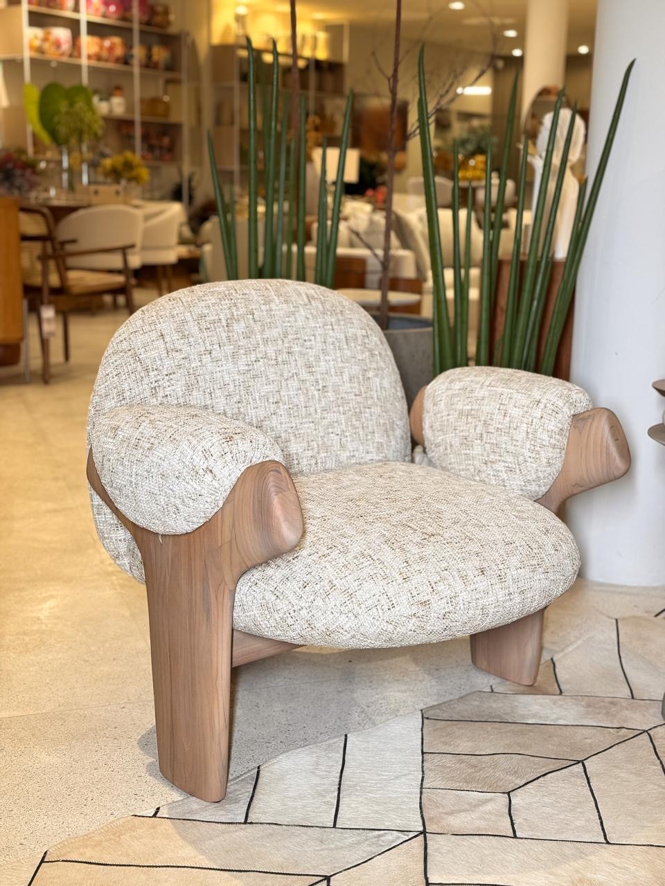 Poltrona artesanal em madeira e tecido no showroom da La Decor