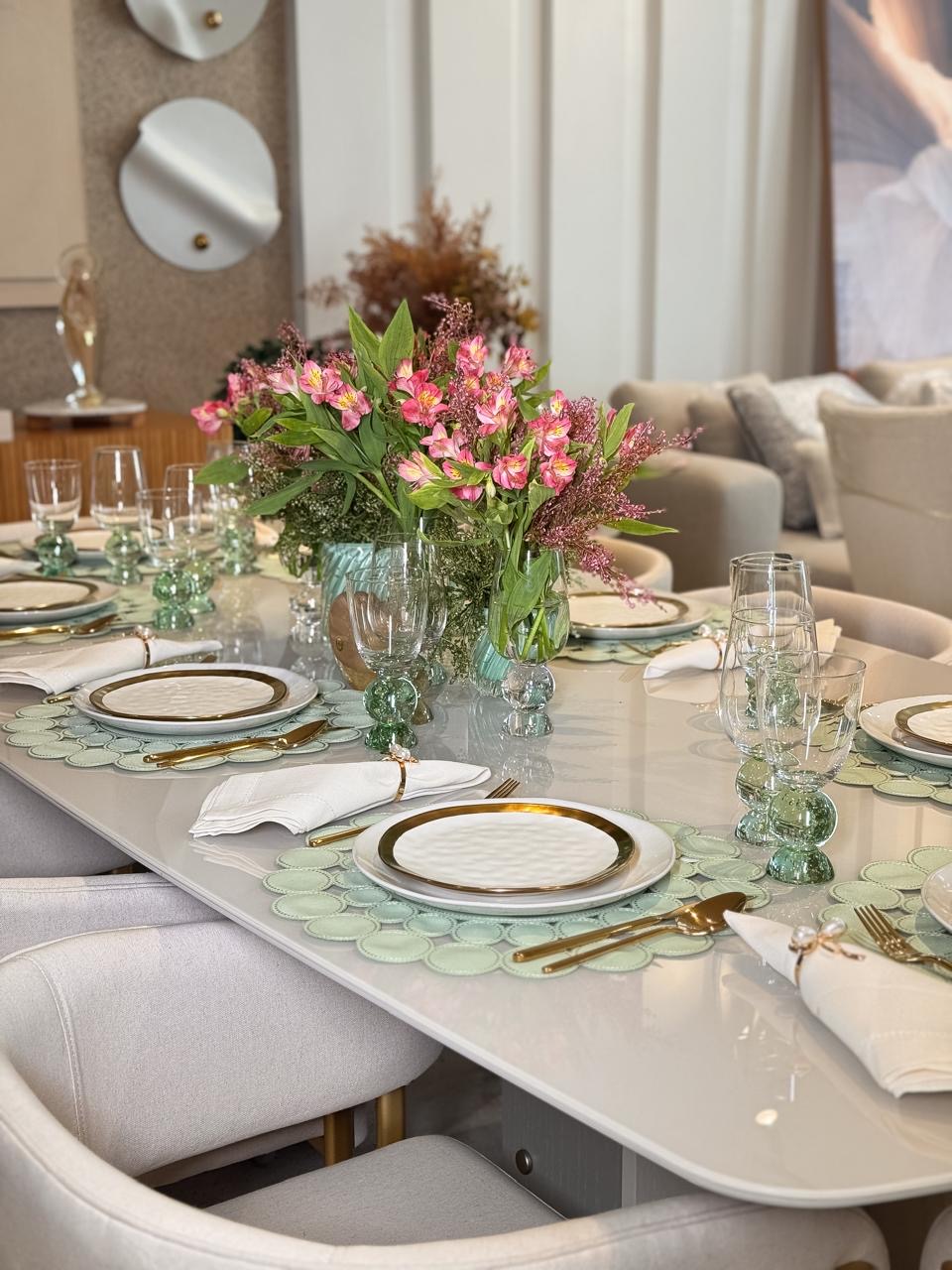 Mesa posta com louças e cristais no showroom da La Decor