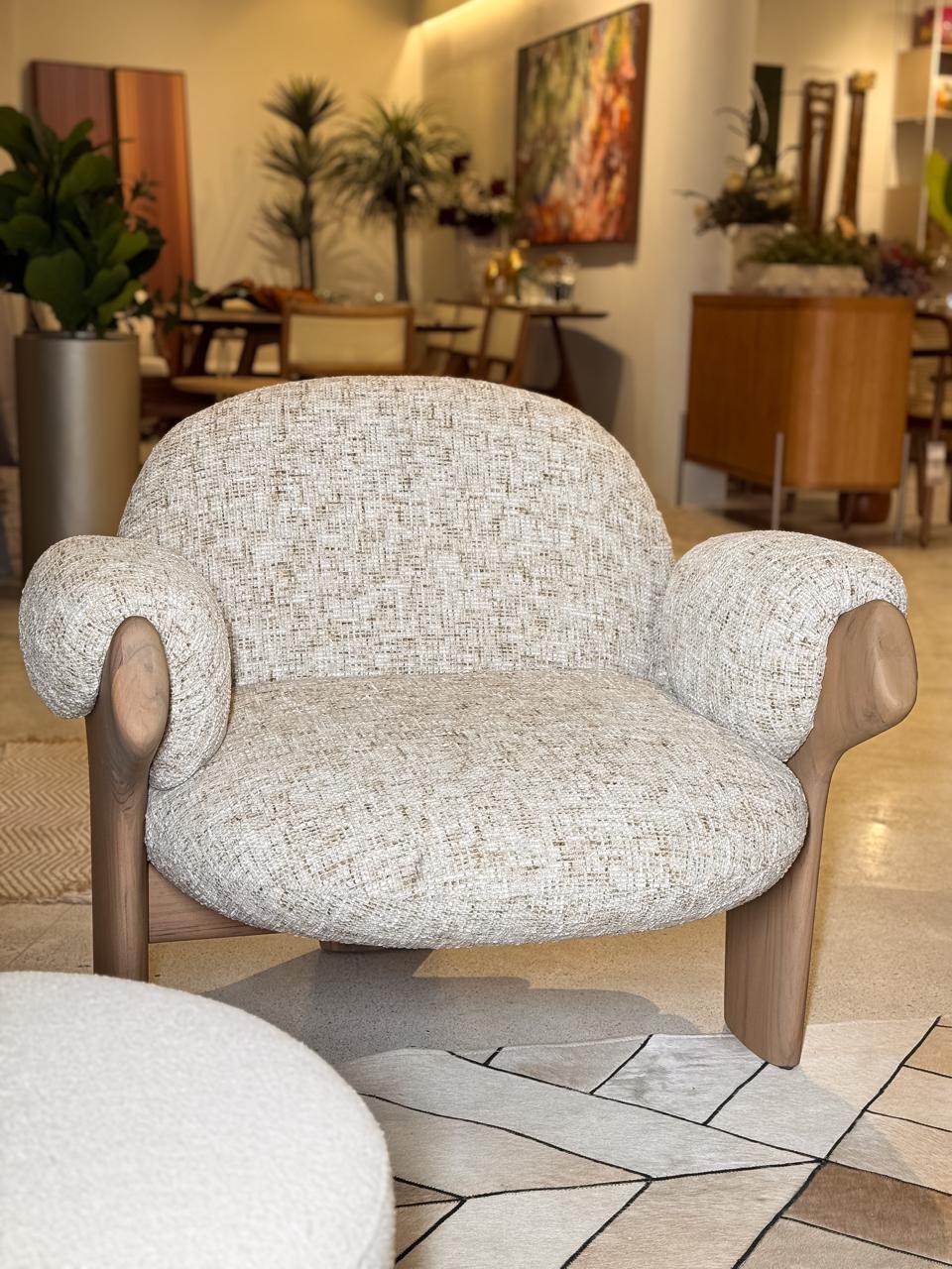 Poltrona de design em bouclê no showroom da La Decor