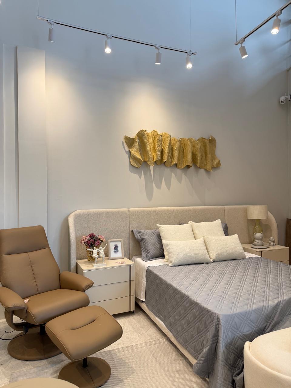 Quarto com cabeceira estofada no showroom da La Decor